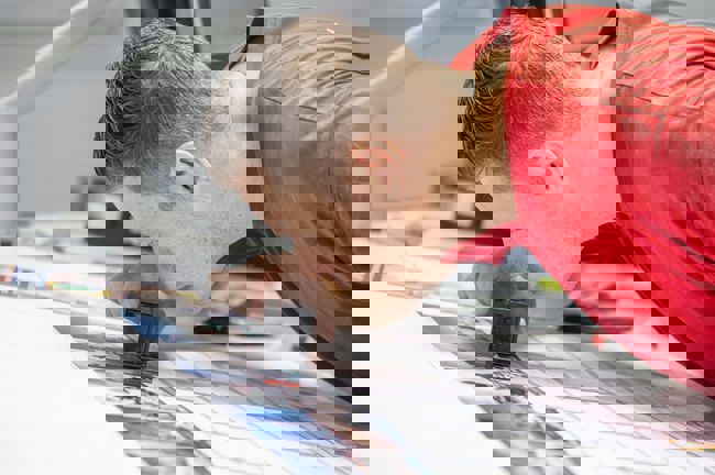 Qualitätskontrolle an der Druckmaschine. Qualitätskontrolle an der Druckmaschine.