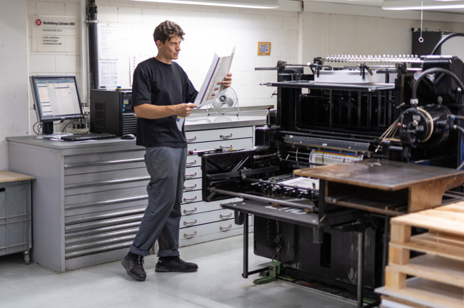 Genaue Kontrolle an unserer ältesten Maschine: Dem Originalen Heidelberger Zylinder, kurz OHZ.