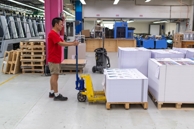 Ein fertig bedruckter Papierstapel wird zur Trocknung deponiert, bevor dieser weiterverarbeitet wird. Ein fertig bedruckter Papierstapel wird zur Trocknung deponiert, bevor dieser weiterverarbeitet wird.