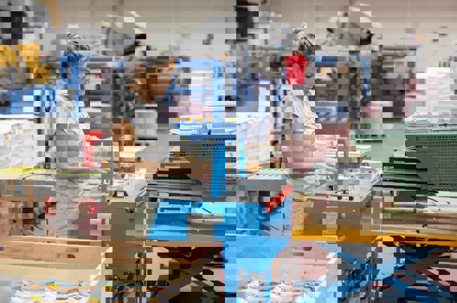 Bandieren im Finishing: Der Endspurt in der Print-Produktion. Bandieren im Finishing: Der Endspurt in der Print-Produktion.